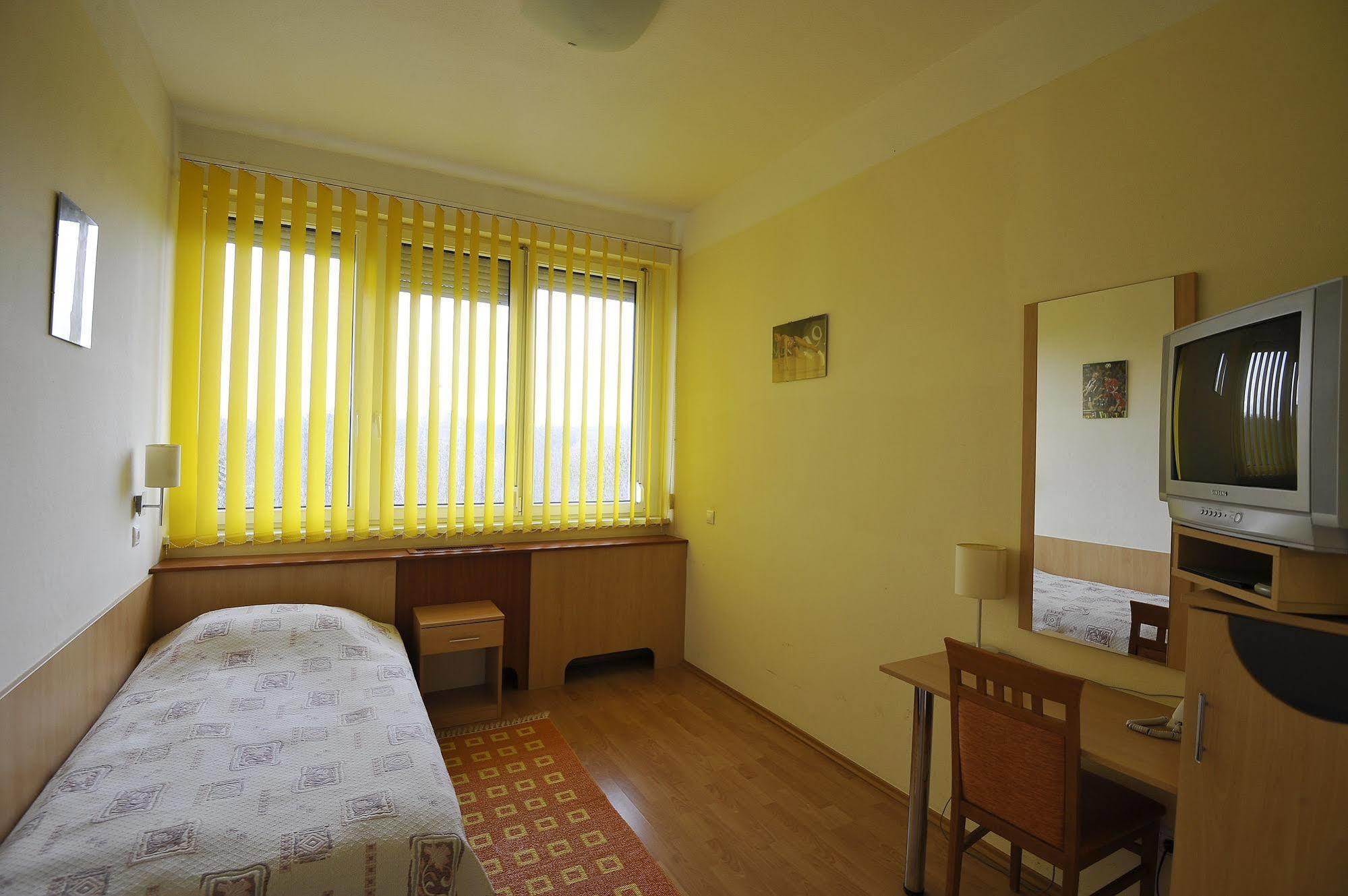 Sport Hotel Debrecen Esterno foto